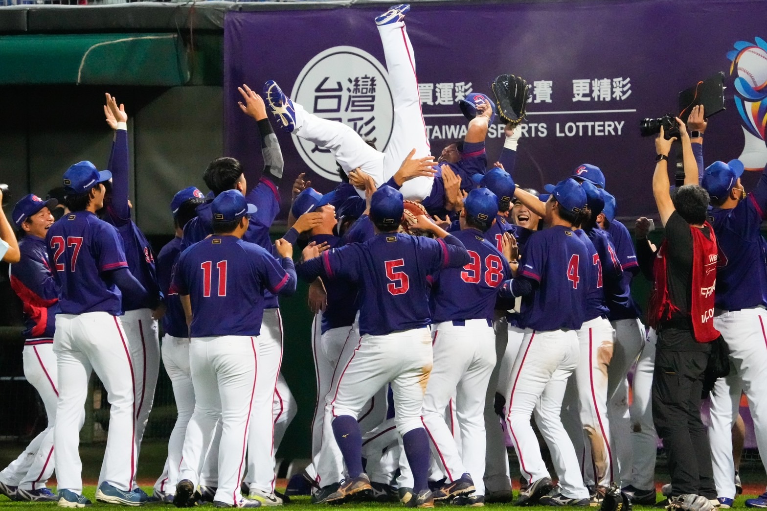 (圖)Taiwan’s 2022 WBSC U-23 Baseball World Cup team threw Head Coach Hsieh Cheng-hsun high in the air in celebration after taking third place.